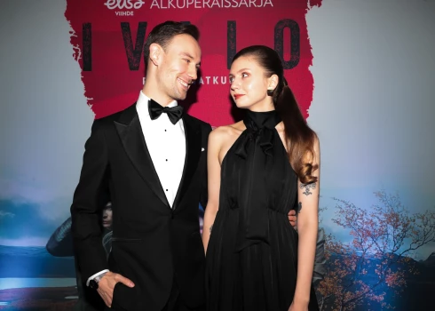 Maksima sirds jau 12 gadus ir saistīta ar mākslinieci Elīnu Arbidāni, un abu attiecības brīžam rit kā pa amerikāņu kalniņiem.