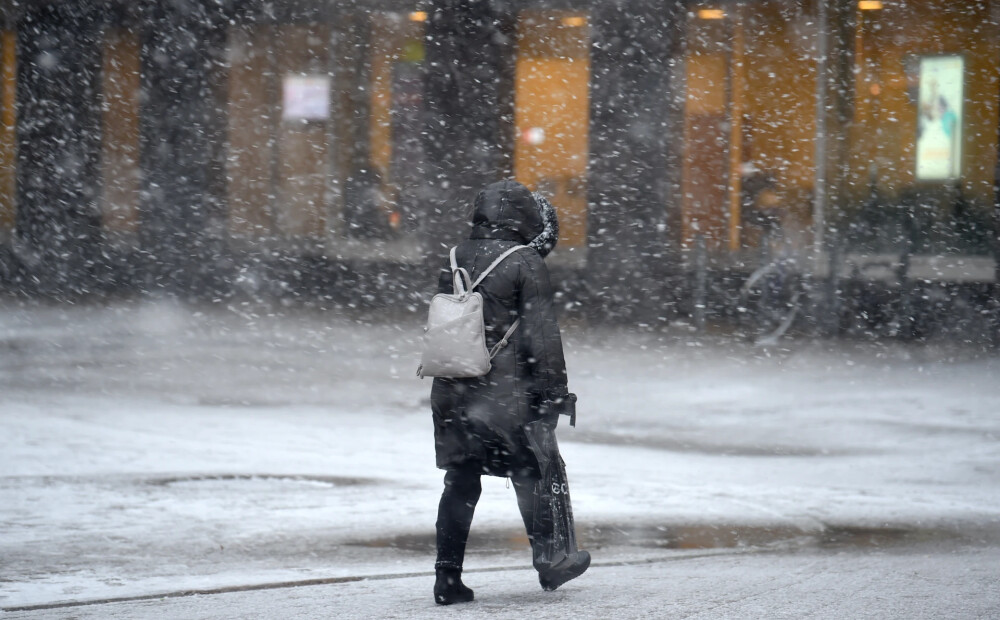 Pirmdien Latvijā pastiprināsies vējš, vietām gaidāms sniegputenis