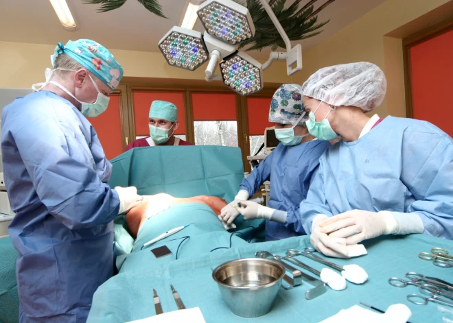 Viņu kontos ripo tūkstoši. Cik pelna pašmāju plastikas ķirurgi