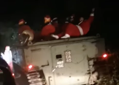 ВИДЕО: Санта-Клаусы на бронетранспортере устроили хаос в британской деревне на Рождество