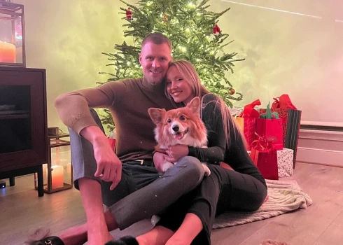 "Priecīgus Ziemassvētkus!" Kristaps Porziņģis ar ģimeni sūta sveicienus no Amerikas