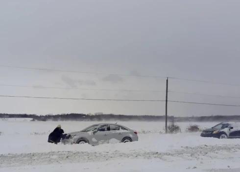 Американцы застревают на дорогах, а также у себя в домах.