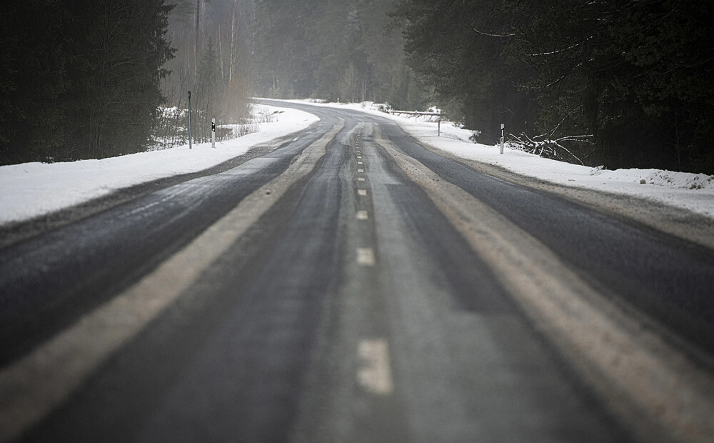 Slidenu autoceļu dēļ apgrūtināta braukšana lielā daļā Latvijas