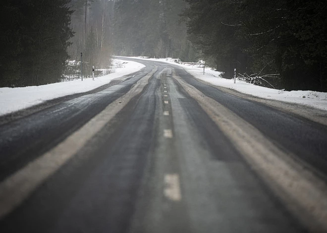 Slidenu autoceļu dēļ apgrūtināta braukšana lielā daļā Latvijas