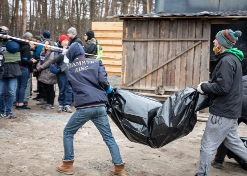 Pēc okupantu padzīšanas Bučā tika atrasti neskaitāmi civiliedzīvotāju līķi