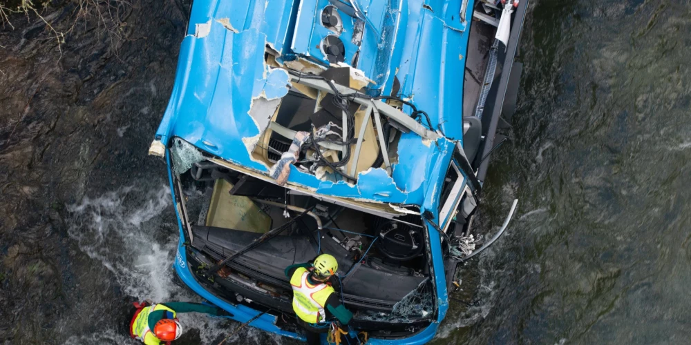 Traģisks skats Spānijā: no tilta upē iegāzies autobuss; seši mirušie