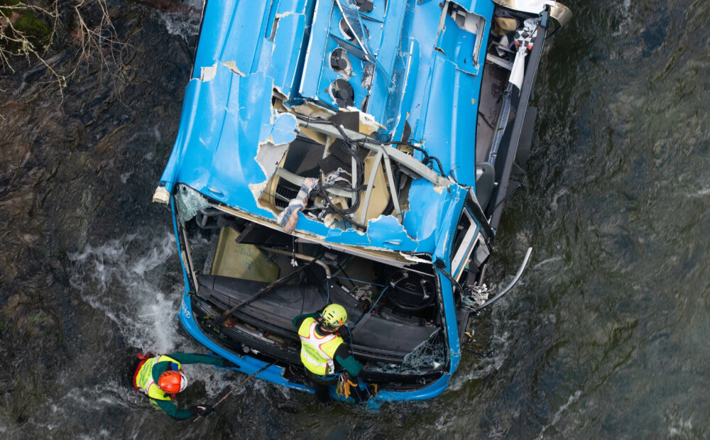 Traģisks skats Spānijā: no tilta upē iegāzies autobuss; seši mirušie