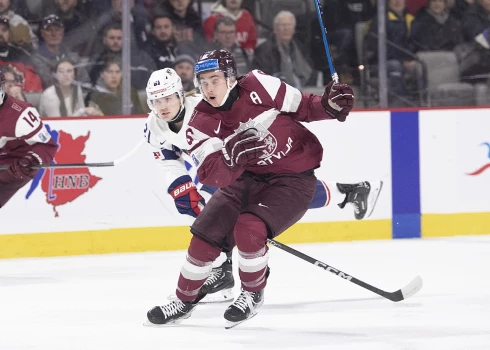 Latvijas junioru hokeja izlase pasaules čempionāta pirmajā mačā zaudē ASV