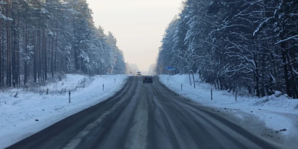 Водителям следует соблюдать особую осторожность. (Фото: LETA)