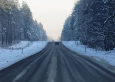 Водителям следует соблюдать особую осторожность. (Фото: LETA)