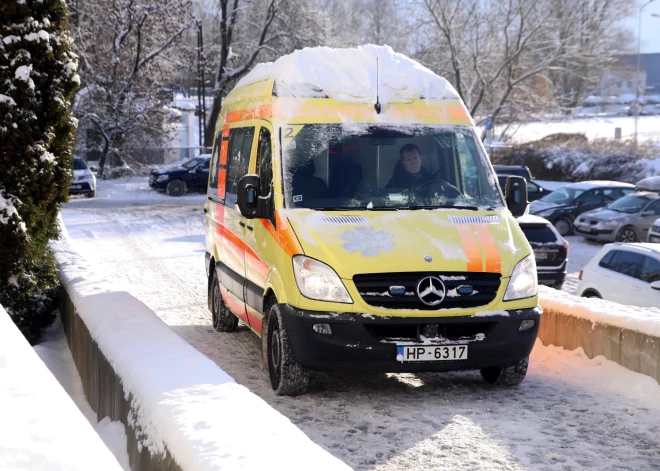 "Люди как будто не знают, что делать с температурой": скорая помощь Латвии получает более 2000 звонков в сутки