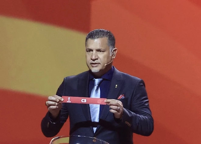 Lidmašīna maina kursu un nolaižas uz salas, lai izsēdinātu Irānas futbola leģendas sievu un meitu