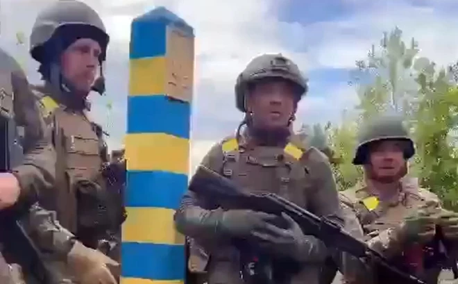 Ukrainas spēki pie valsts robežas staba. (Foto: Ekrānuzņēmums)