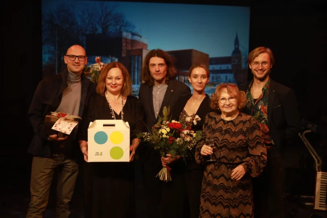 Valmieras teātris gada noslēguma pasākumā suminājis aizvadītās sezonas iemīļotākos māksliniekus un izrādi skatītāju vērtējumā un pašu aktieru skatījumā.