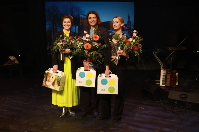 Valmieras teātris gada noslēguma pasākumā suminājis aizvadītās sezonas iemīļotākos māksliniekus un izrādi skatītāju vērtējumā un pašu aktieru skatījumā.