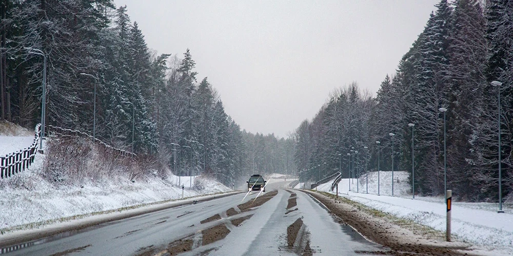 Daudzviet Latvijā apgrūtināti braukšanas apstākļi, strādā 93 ziemas tehnikas vienības