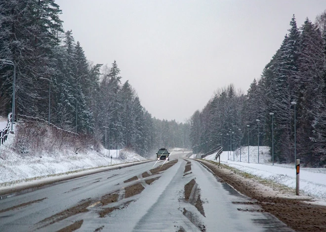 Daudzviet Latvijā apgrūtināti braukšanas apstākļi, strādā 93 ziemas tehnikas vienības