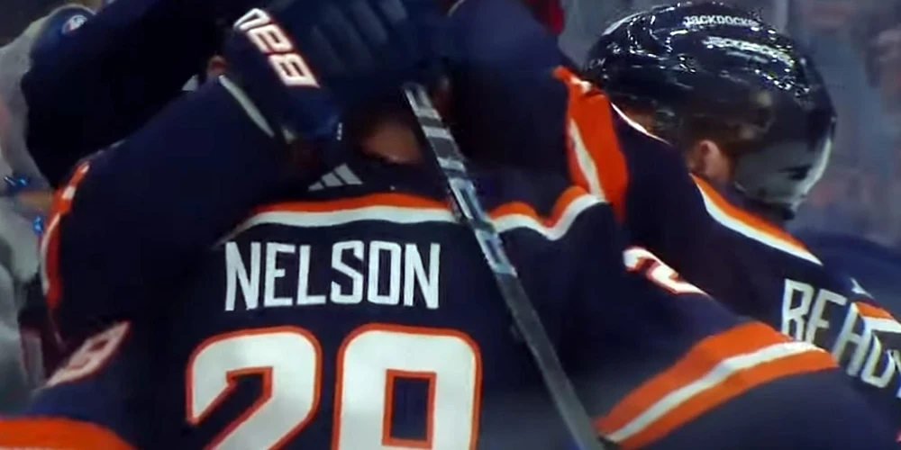 Komandas biedri sveic Andersu Lī ar gūtajiem vārtiem.