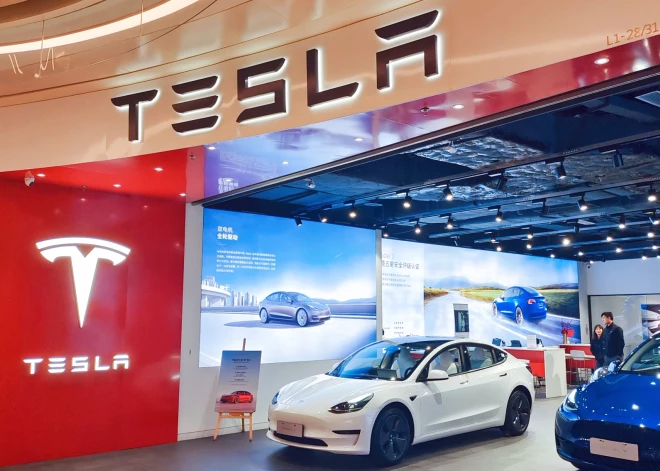 "Tesla" akciju cena ir zemākā pēdējo gadu laikā, investori nobažījušies