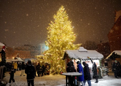 Ziemassvētku tirdziņš Doma laukumā.