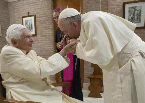 "Viņš ir ļoti slims" - pāvests aicina lūgties par savu priekšteci Benediktu, kura veselība pasliktinās ar katru stundu