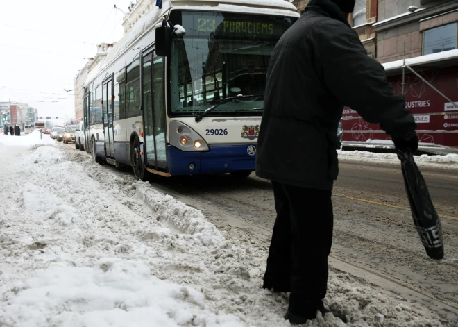 Nepareizi novietotas automašīnas dēļ Sarkandaugavā bija apstājusies 3. trolejbusa kustība