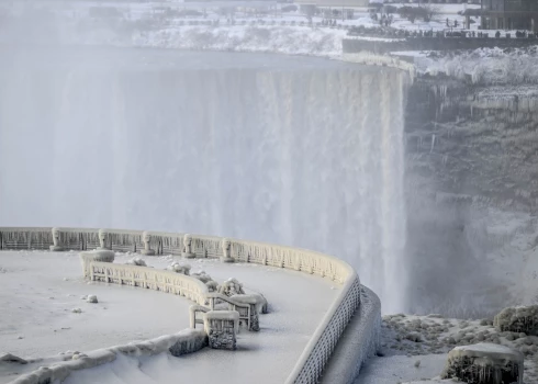 После снежной бури в США частично замерз Ниагарский водопад