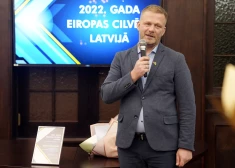 "2022. Gada Eiropas cilvēks Latvijā" titula ieguvējs - iniciatīvas "Twitter konvojs" aizsācējs un organizators Reinis Pozņaks "2022. Gada Eiropas cilvēks Latvijā" apbalvošanas ceremonijā.