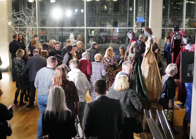 FOTO: kultūras cienītāji pulcējas koncertiestudējuma “Ziemassvētku korālis ar lēdiju tumsā” pirmizrādē