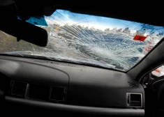 ДТП в Агенскалнсе: водитель врезался в припаркованную машину и умер