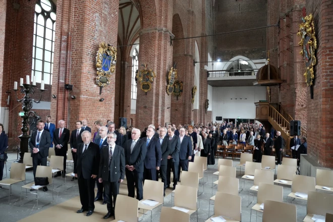 2022. gada jūnijā Vācijas prezidentu Franku Valteru Šteinmeieru varēja lepni ievest Rīgas Pēterbaznīcā, kura tikko bija atdota Latvijas galvaspilsētas vācu luterāņu draudzes nodibinājumam.