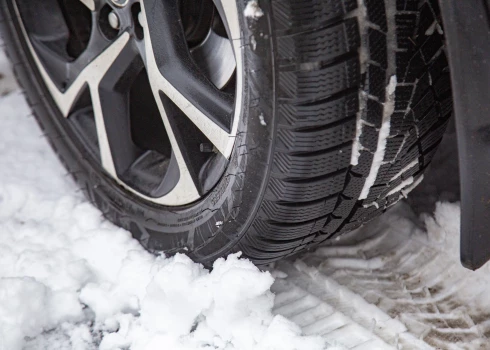 Зимой резина должна быть зимней: CSDD хочет запретить использование всесезонных шин определенного типа