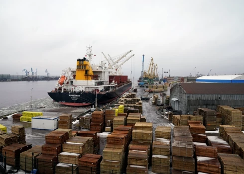 Konteineru terminālis Rīgas ostas teritorijā.