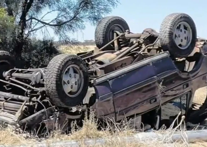 Piecgadīga meitenīte svelmē izglābj jaunākos brāļus pēc vecāku nāves autokatastrofā