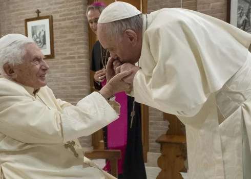 Vatikāns paziņo, ka bijušais pāvests Benedikts ir možs