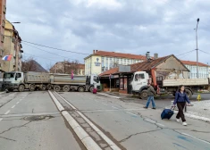 Kosovā nojauc barikādes uz robežas ar Serbiju