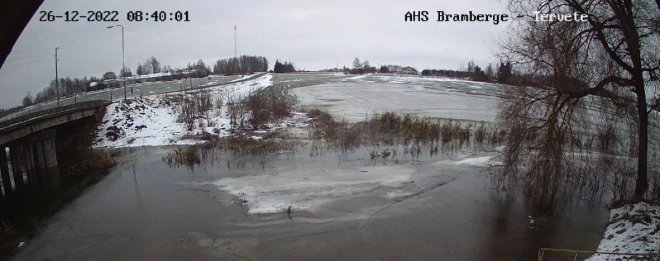 Latvijas Vides, ģeoloģijas un meteoroloģijas novērojumi liecina, ka nedēļas sākumā sniega kušanas dēļ ūdens līmenis ievērojami cēlās Tērvetes upē pie Bramberģes.