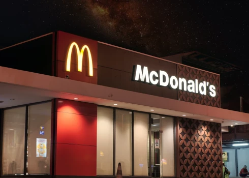 Вкалывают роботы, а не человек! McDonald's открыл автоматизированный ресторан