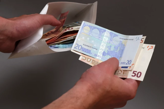 С 2023 года на 120 евро "на бумаге" вырастет минимальная зарплата.
