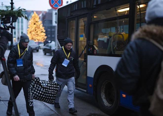 Cilvēki ar ziedojumiem piepilda ukraiņiem domātu autobusu