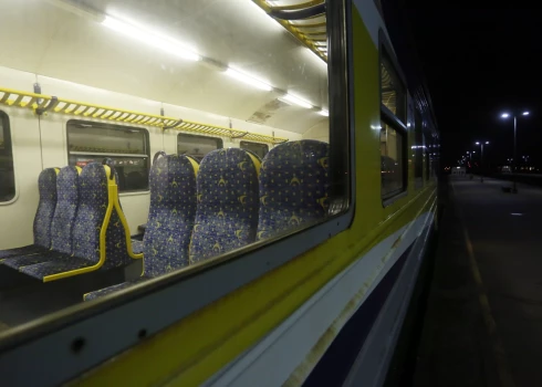 Pasažieru vilciens Rīgas Centrālajā dzelzceļa stacijā.