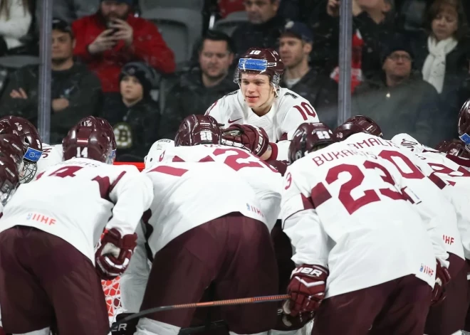 Latvijas junioru hokeja izlase pasaules čempionātā zaudē slovākiem un cīnīsies par vietas saglabāšanu elites divīzijā