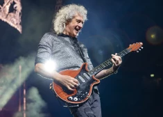   Карл III посвятил гитариста рок-группы Queen в рыцари