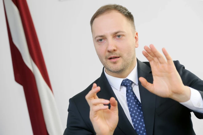 Ekspolitiķis Sandis Ģirģens ir noslēpumains par attiecībām ar daiļo Katrīnu Valteri, ar ko, pēc zinātāju teiktā, esot satuvinājies jau vasarā.