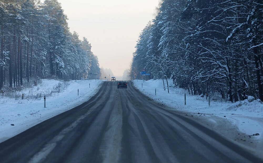Daudzviet Latvijā autoceļi apledo, strādā 80 ziemas tehnikas vienības
