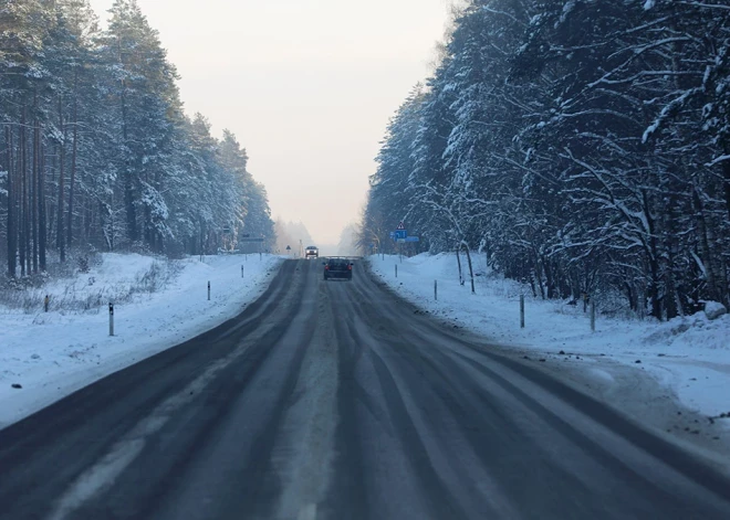 Daudzviet Latvijā autoceļi apledo, strādā 80 ziemas tehnikas vienības