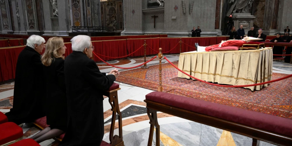 Vatikānā pirmdien sākas atvadīšanās no bijušā pāvesta Benedikta XVI