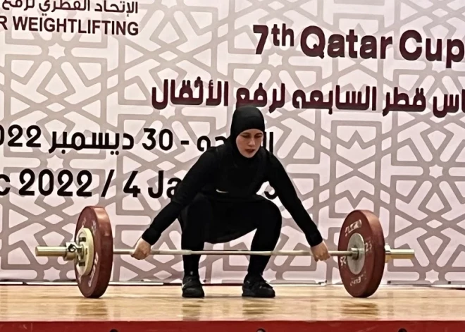 Citādā apģērbā un ar meitu pie sāniem. Rebeka Ibrahima ar uzvaru atgriezusies svarcelšanas sacensībās