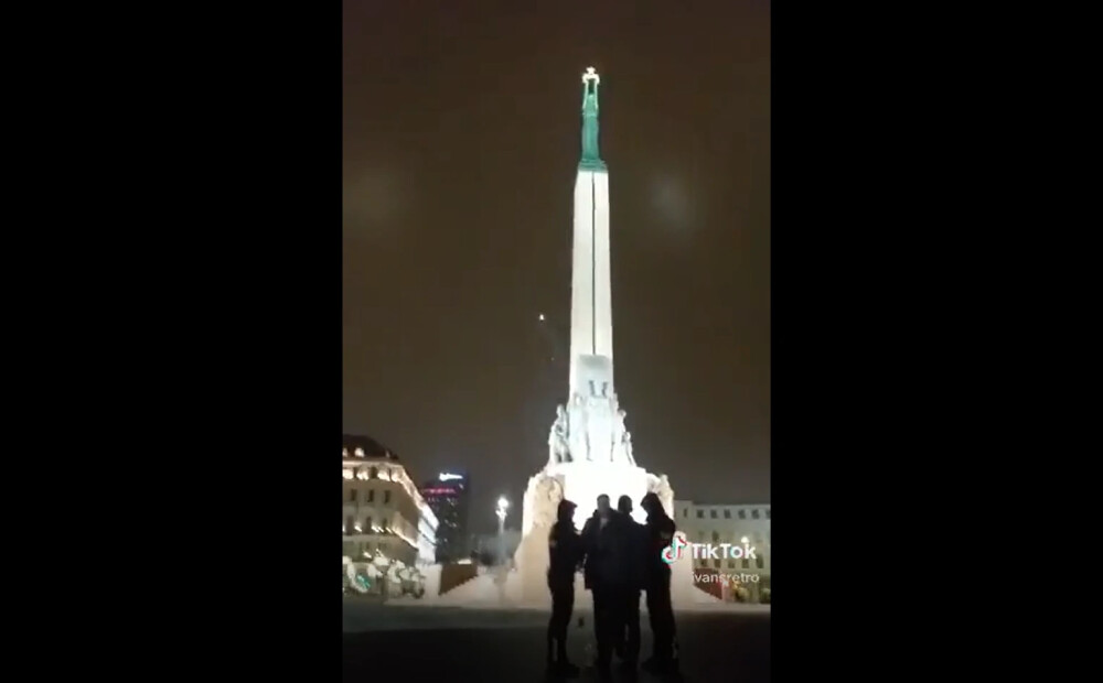 VIDEO: slavināja karu un dzēra – policija sodījusi tos, kuri šāva salūtu pie Brīvības pieminekļa pēc Maskavas laika