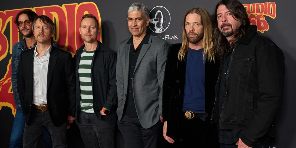 “Foo Fighters” turpinās muzicēt pēc bundzinieka Hokinsa nāves
